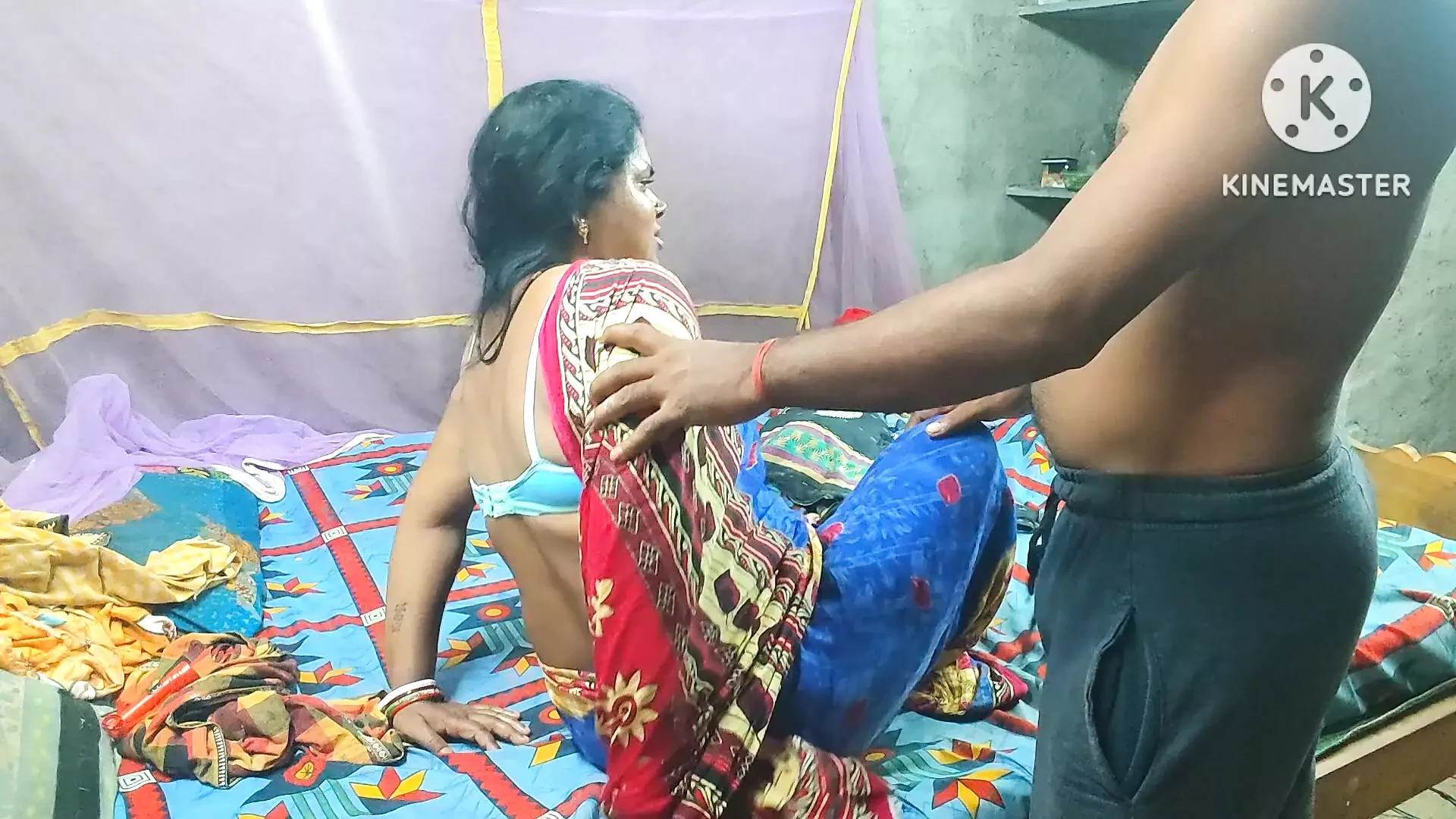 Mengongkek adik ipar dengan menyelitkan zakar dalam video lucah desi India pepeknya
