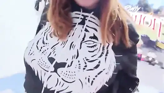 Aku sedih banget, nggak ada tetanggaku yang masih muda, semua orang nggak pernah berumur dan aku menyewa cowok berotot ini untuk ngentot di hari natal 2023 ini