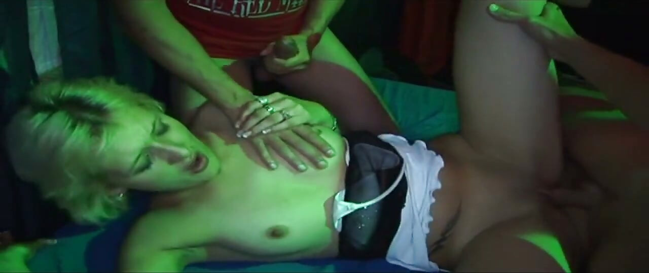 Wanita dewasa rambut cokelat di-gangbang sampai menganga lebar di pesta seks liar
