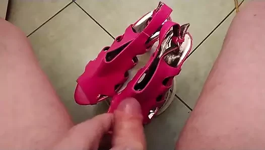 Pembe sandaletlere boşalmak