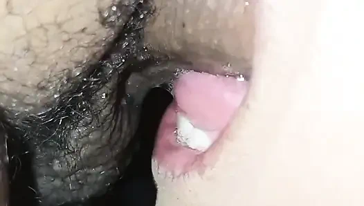 Sie lutschte seinen Penis, ohne ihn aus der Kehle zu nehmen und hielt nur auf, wenn er völlig weich war.