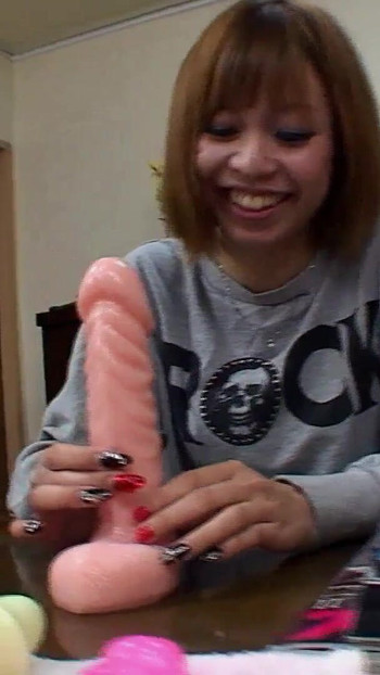 "Japon orta yaşlı seksi kadın seks dükkanının sahibini aradı ve ona satılık dildolarını gösterdi ve sonunda ortaya çıktı"