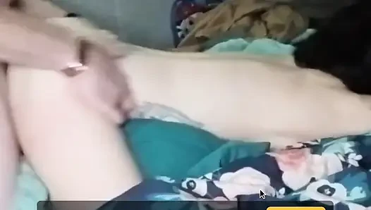 Stiefschwester liebt diesen riesigen schwanz, während sie ihre enge kleine muschi dehnen