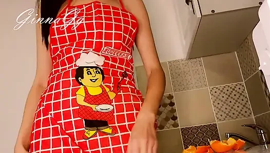 Ateşli ev hanımı mutfakta önlüklerini cinsel olarak hışırtılıyor