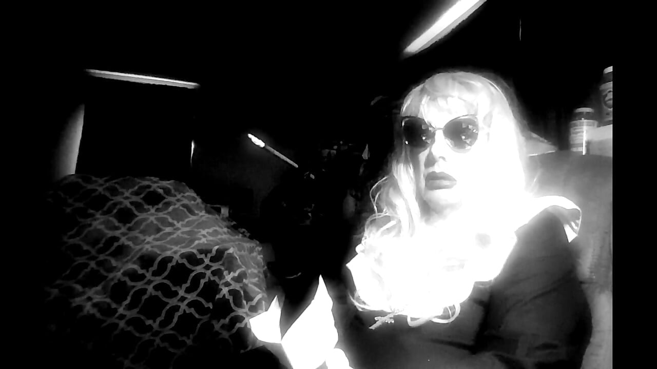 成熟した修道女がコンピューターデスクでVS120を吸いながらオナニーするのが大好き CD シシーTG