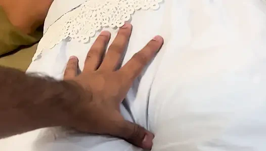 Pacar baddie timur laut suka menggosok kontolku ke memeknya.