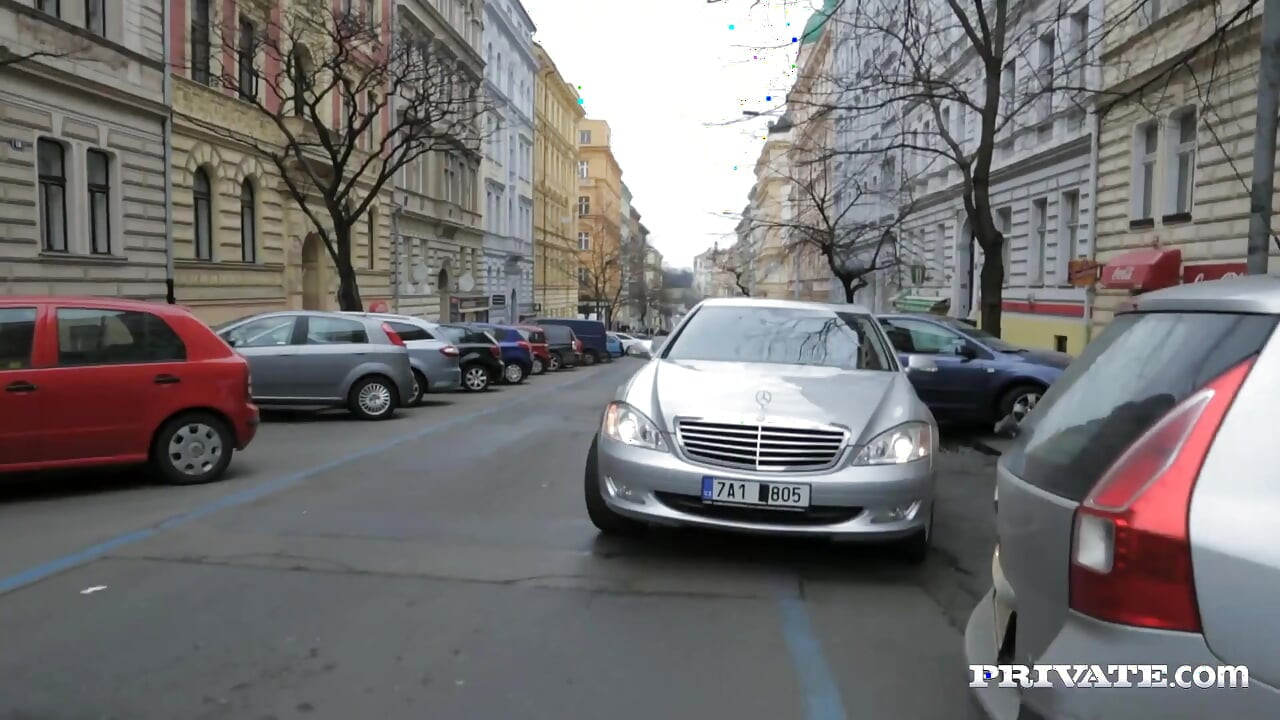 Alexis Crystal लंड चूसती है और कार में चुदाई करती है