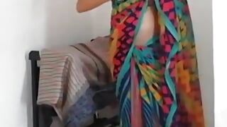 Индийская симпатичная девушка занимается сексом с курьером