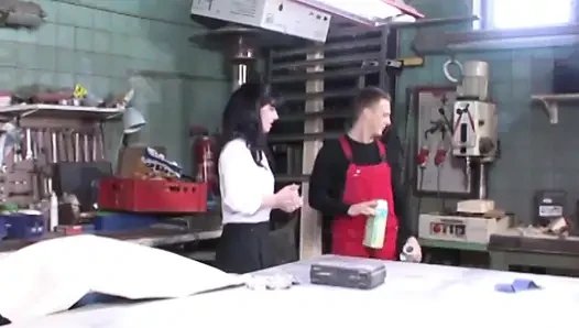 Memek besar pelacur jerman ini dientot habis-habisan sama kontol besar