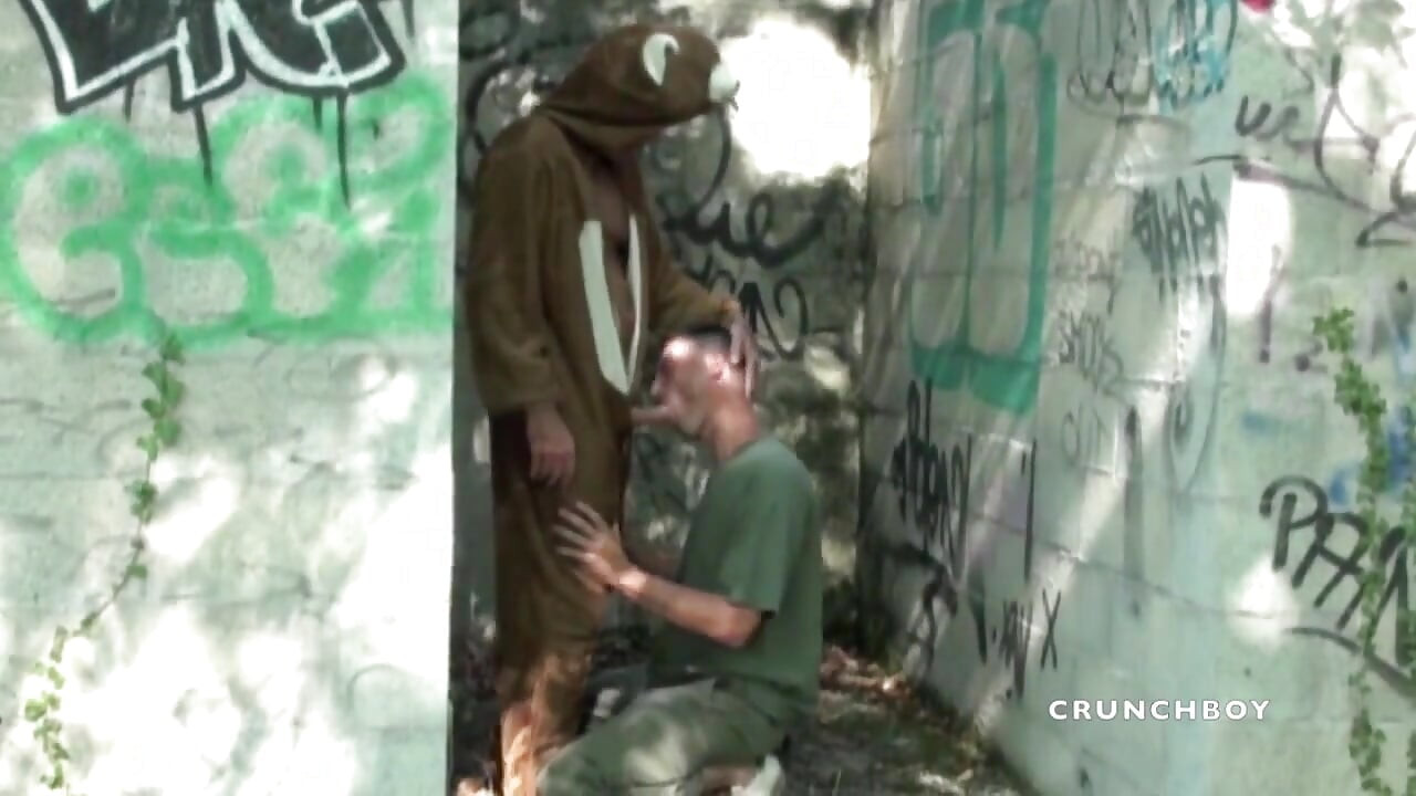 面白いパロディポルノとアイザック使用によって彼の友人に服を着てクマ