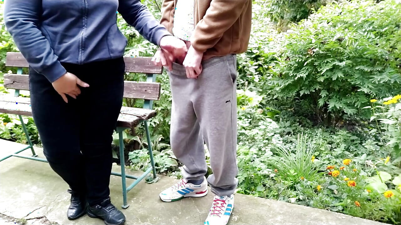 Madrastra madura caliente obtiene semen en su gran culo apretado