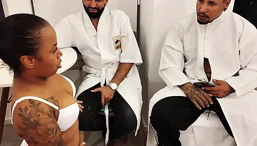 İki fizyoterapist üvey erkek kardeş cücenin yarağını yumrukladı