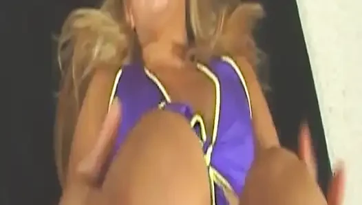 Cewek sange ini lagi asik dijilat dan di-fingering sampai lubangnya menganga lebar