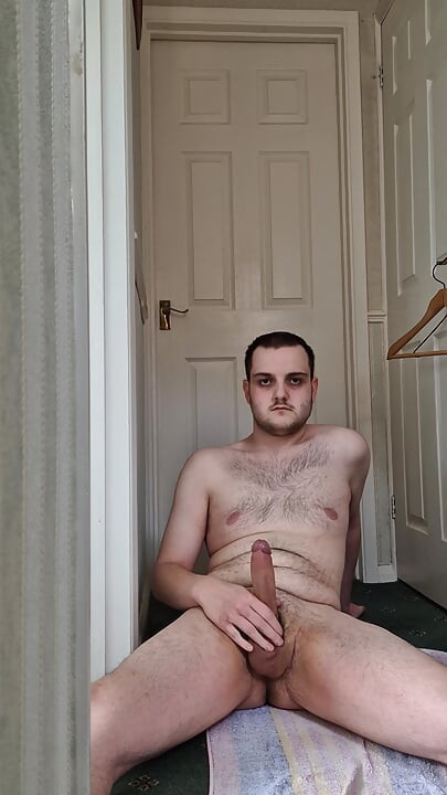 Josh masturbándose y jugando con su erección