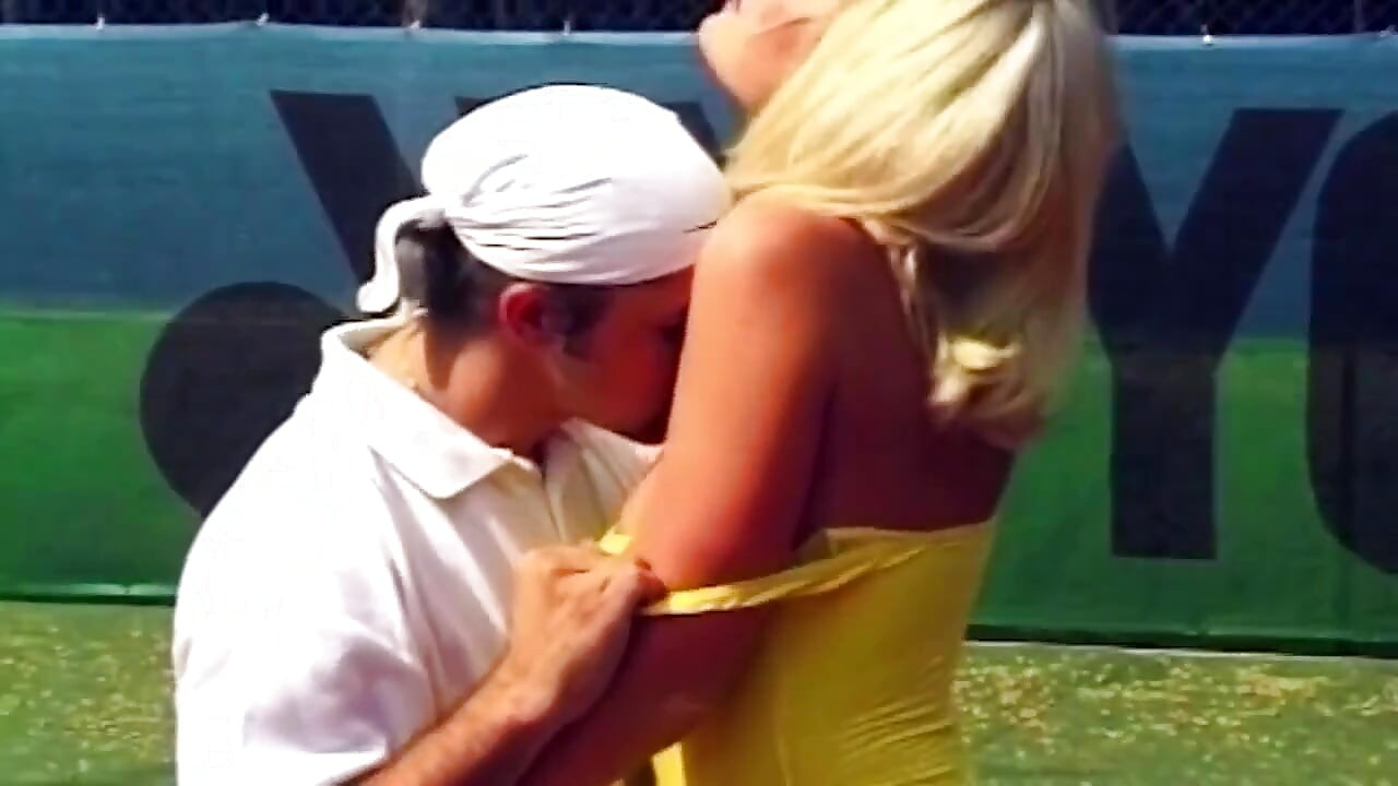 Blonda suge pula apoi este futută pe un teren de tenis
