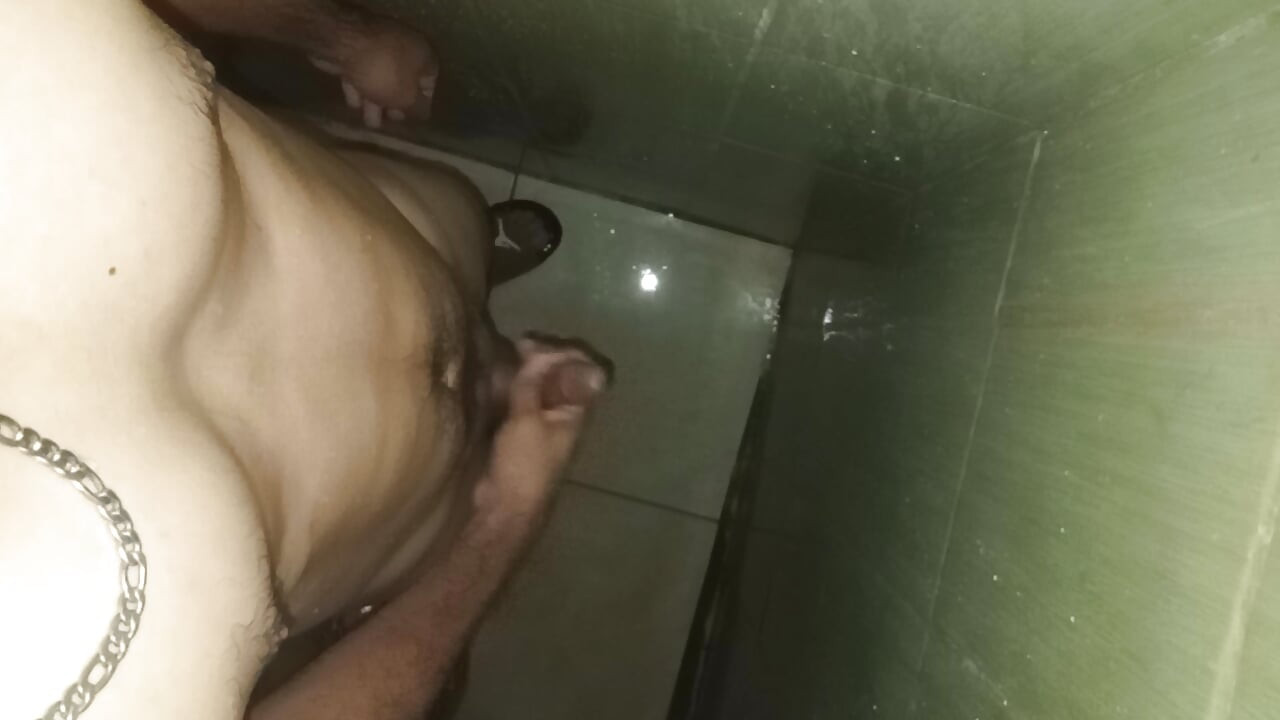 Homem magro e peludo se masturba no chuveiro em casa