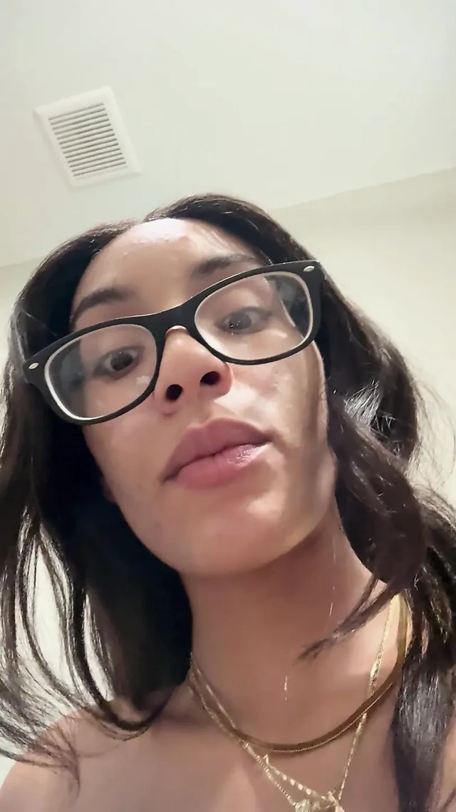 Hungry Squirting Redbone Digging Out Her Nut