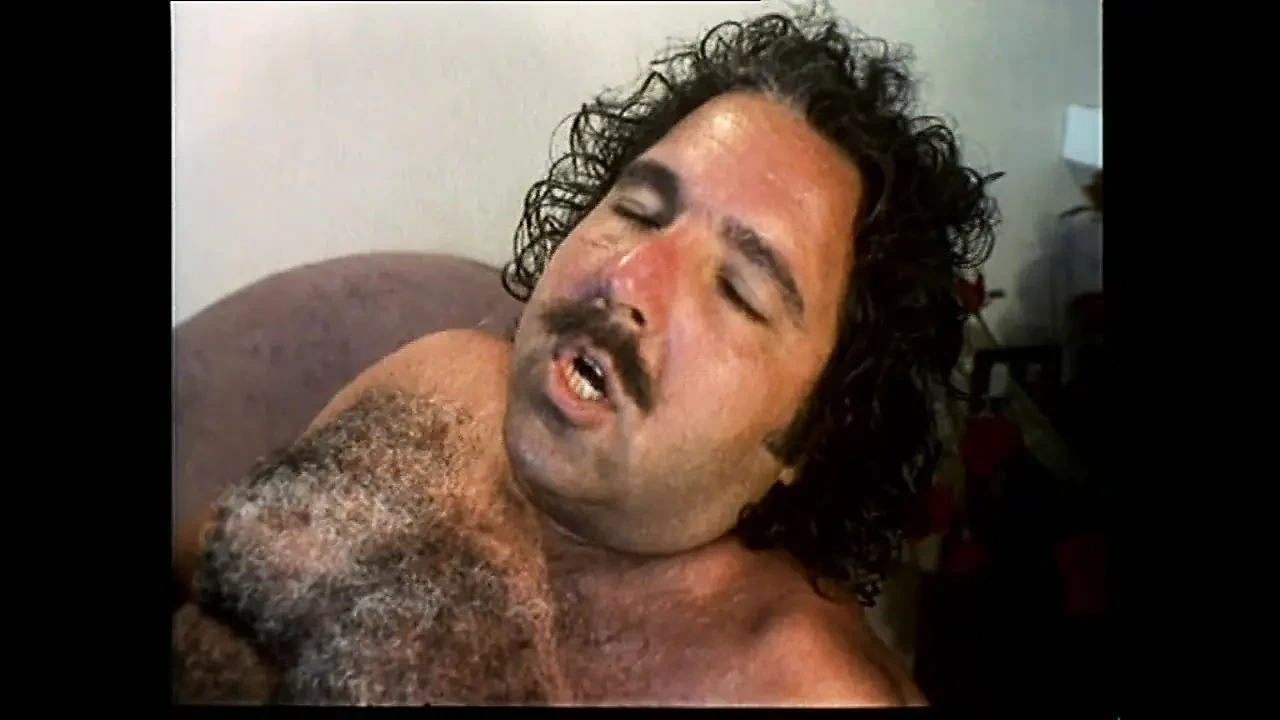 热辣狂欢群交的经典明星：顶级口交，大鸡巴和毛茸茸的阴户