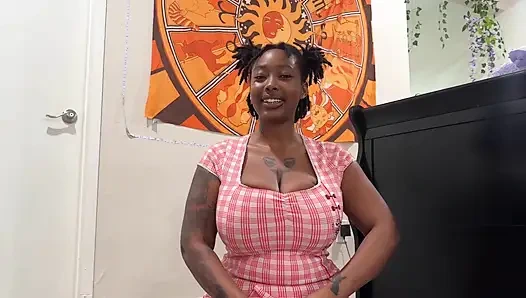 Memek hitam berbulu terangsang menunggangi dildo dan menikmati seperti jalang