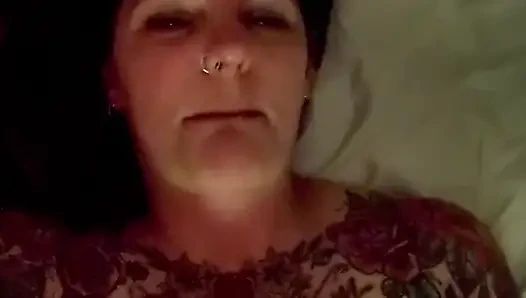 Gecenin ortasında mastürbasyon yapıyor ve çok sert boşalıyor