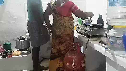Aku sama ibu mertua waktu dia lagi masak di dapur