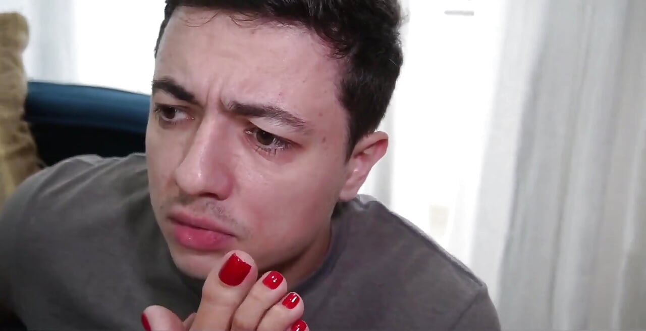 Seksi ve otoriter komşu onu friendzone'a sokuyor ve ayaklarını yeni komşuya taptırıyor