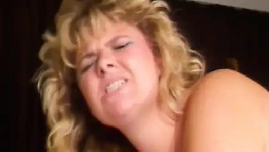 Ateşli Alman sürtükler plajda yarak ve sperm paylaşıyor