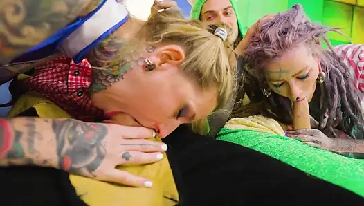 Sürtük kızlar 2'ye 2 dp - boğaz ve göt birlikte dölleniyor