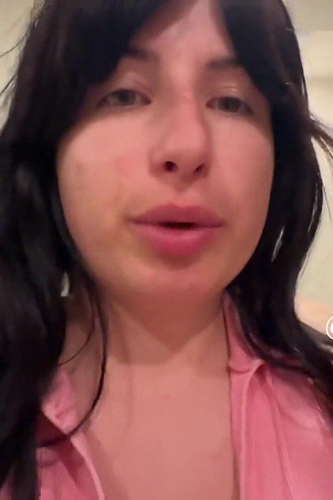 Paola mengisap di kamar mandi