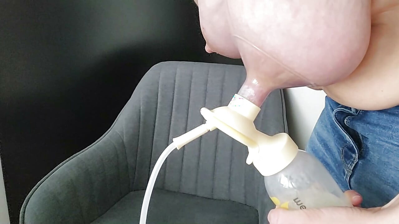đôi vú tự nhiên nhỏ giọt sữa ngon lành