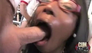Menina negra Taylor Starr dominada por muitos meninos brancos