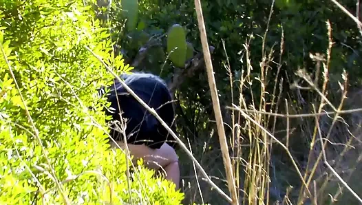 Sexy blondine draußen, muschi fickt, lutscht großen schwanz