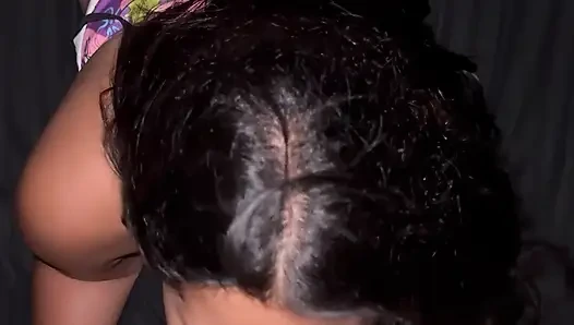 Ibu tiri terangsang membangunkan saya dengan blowjob lezat dengan banyak air liur