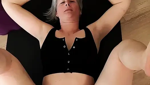 Geiler stiefsohn hilft stiefmutter, sich in verschiedenen yoga-positionen zu dehnen, mit WICHsanleitung belohnt