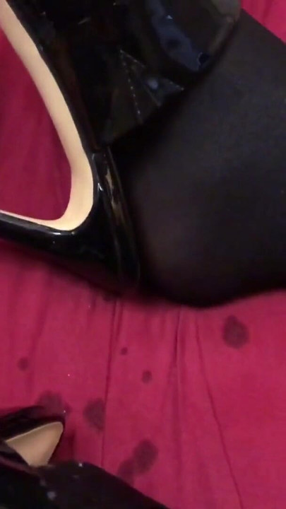 Detik menakjubkan dari "pancutan pada Paten Hitam Stiletto Mules"