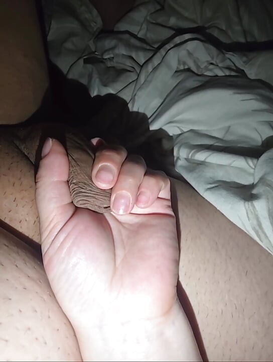Step mom hand slip on step son injured big dick and handjob to cum