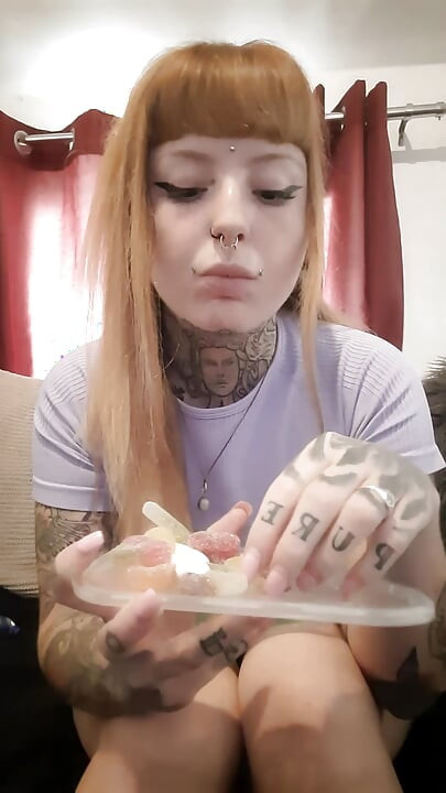 Diosa mastica y escupe dulces golosinas