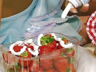 Erdbeeren essen und dann in dieser schmutzigen und sahnigen lesbenszene am cherrypie lutschen