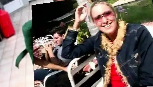 Interrassischer Anal-Urlaub: Heiße Blonde im Freien
