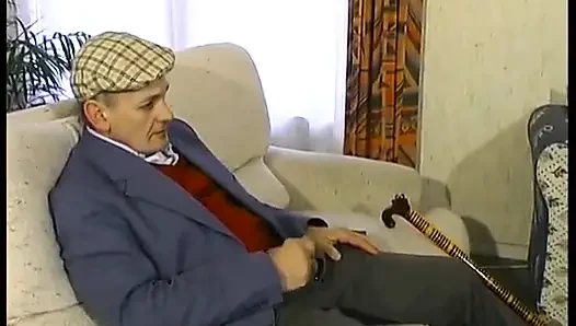 Bakımlı bir blackette sapık yaşlı bir adama amını sunuyor!