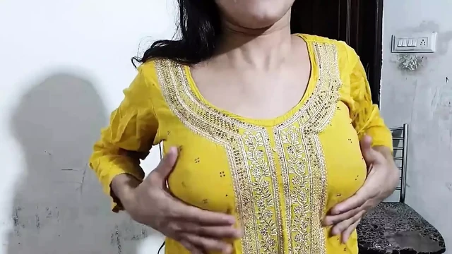 Bhabhi ka doodh daba daba kar chod diya