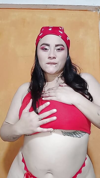Debela latinska kurva igra se sa svojim velikim sisama