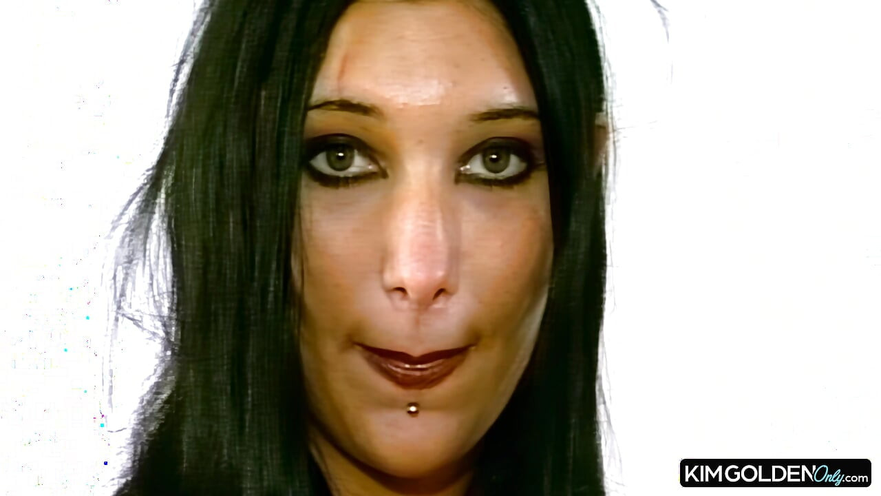 Verfuehrerische Bruenette mit Spielzeug in Ekstase