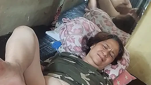 Onu tatmin etmek için yediğimde ıslak amına yaptıklarıma pişman olamaz