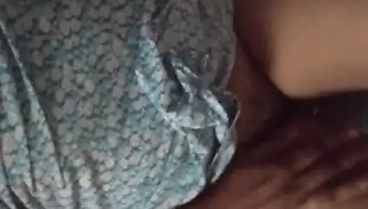 Büyük memeli ve ıslak amcıklı dildo şehveti ile banyo odasında Sri Lankalı kız musterbasyonu