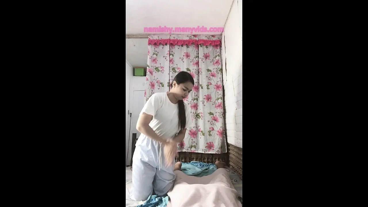 害羞的按摩师同意额外的服务