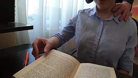 Студентку с большими сиськами трахают, пока ее родителей нет дома