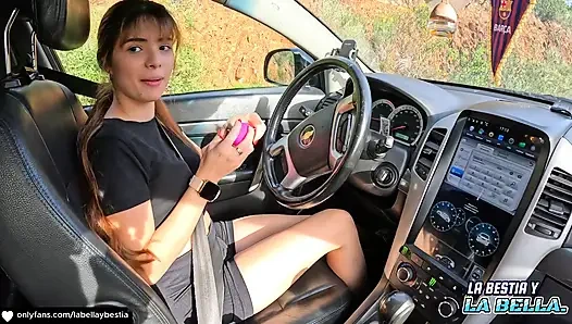 Wanita 18 tahun; Kami ngentot anal hot di depan umum sambil menggeliat ke mobilnya!!