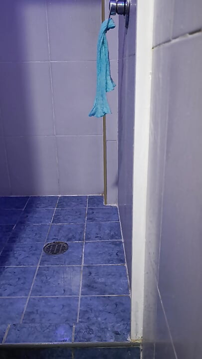 Dodirujem anus dok se tuširam i igram se s kožicom.