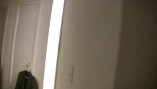 Güzel sarışın bal yarak emiyor